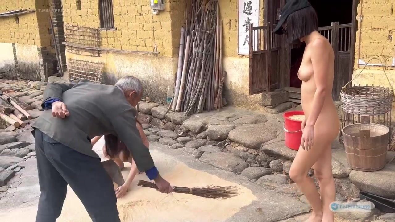 2 em teen dâm mà có lòng quá khỏa thân dọn dẹp nhà hốt lúa giúp cụ ông ở 1 mình